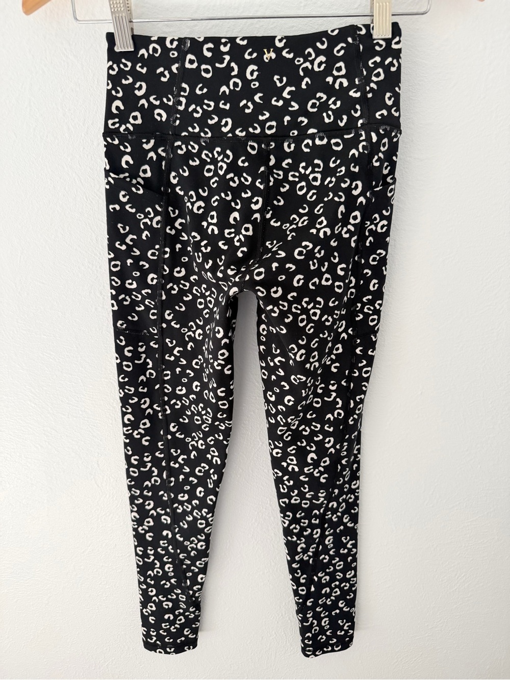 Victoria’s Secret Women’s size 4 Black & White Print Cellphone Pocket Leggings